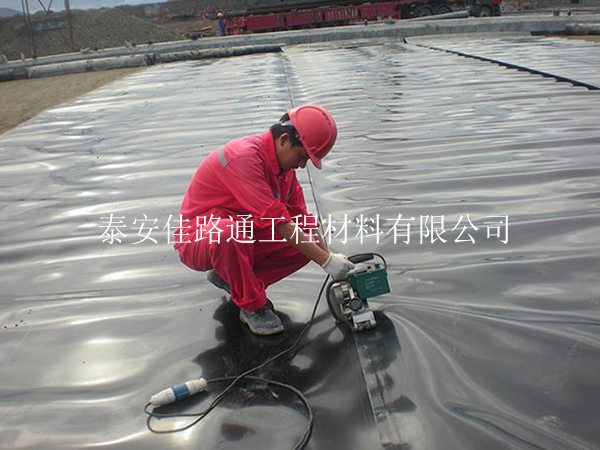 如何順利有效進(jìn)行魚(yú)塘防滲膜的基層處理工作？