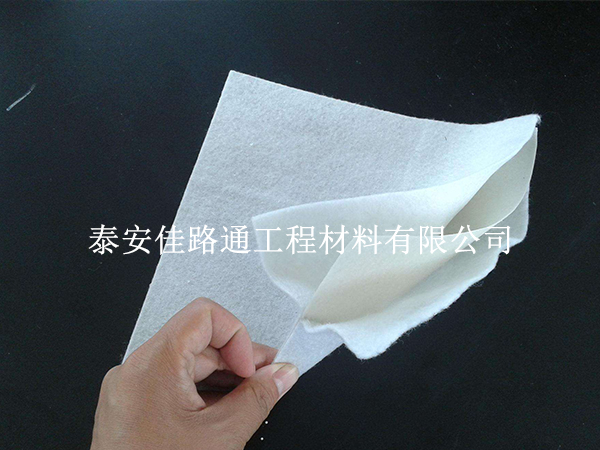 防滲復(fù)合土工膜施工搭接技巧：確保無(wú)縫防護(hù)的秘訣