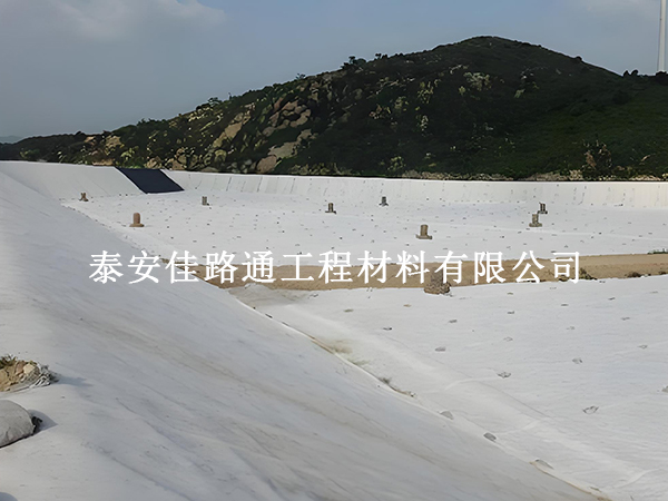 HDPE復(fù)合土工膜能用多久？5大關(guān)鍵因素決定壽命長(zhǎng)短