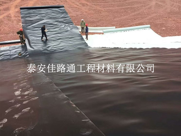 養(yǎng)殖防滲膜鋪設不平整？5 個實操技巧教你鋪出 “鏡面效果”